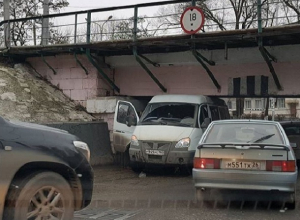 Навигатор завел «Газель» под знаменитый мост-ловушку в Пятигорске Навигатор завел «Газель» под знаменитый мост-ловушку в Пятигорске