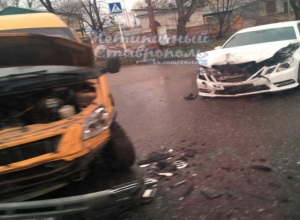 Пассажирская маршрутка и «Мерседес» столкнулись на перекрестке в Ставрополе Пассажирская маршрутка и «Мерседес» столкнулись на перекрестке в Ставрополе