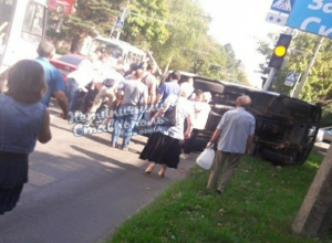 «Скорая» перевернулась перед светофором на перекрестке в центре Ставрополя – есть пострадавшие «Скорая» перевернулась перед светофором на перекрестке в центре Ставрополя – есть пострадавшие