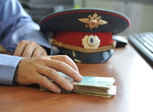 Сотрудник уголовного розыска МВД на транспорте в Минводах попался на взятке в полмиллиона рублей Сотрудник уголовного розыска МВД на транспорте в Минводах попался на взятке в полмиллиона рублей