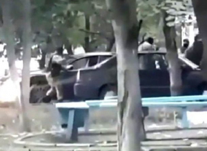Мужчины в камуфляже с автоматами устроили задержание во дворе Пятигорска и попали на видео Мужчины в камуфляже с автоматами устроили задержание во дворе Пятигорска и попали на видео