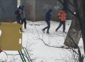 Нюхающие за гаражами газ «малолетки» попали на видео в Ставропольском крае Нюхающие за гаражами газ «малолетки» попали на видео в Ставропольском крае