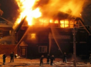 Горящую баню тушили 11 пожарных в Ставрополе Горящую баню тушили 11 пожарных в Ставрополе