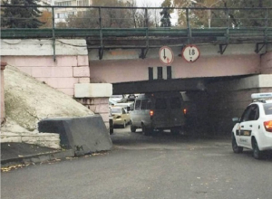 Мужчина попал в нелепое ДТП во время съемки застрявшей под мостом «Газели» на Ставрополье Мужчина попал в нелепое ДТП во время съемки застрявшей под мостом «Газели» на Ставрополье