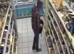 Дерзкий вор покидал продукты в рюкзак и вырвался из рук охранников магазина в Ставрополе Дерзкий вор покидал продукты в рюкзак и вырвался из рук охранников магазина в Ставрополе