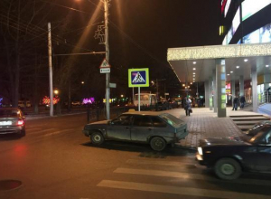 Паркуюсь как хочу: такси расположилось на пешеходном переходе возле ТЦ «Европейский» Ставрополя Паркуюсь как хочу: такси расположилось на пешеходном переходе возле ТЦ «Европейский» Ставрополя