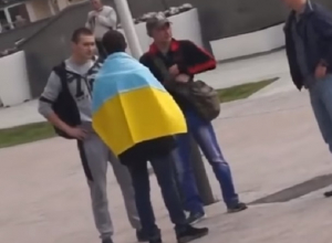 С украинским флагом по Ставрополю: пранкеры из краевой столицы решили проверить реакцию сограждан на украинский двуколор С украинским флагом по Ставрополю: пранкеры из краевой столицы решили проверить реакцию сограждан на украинский двуколор