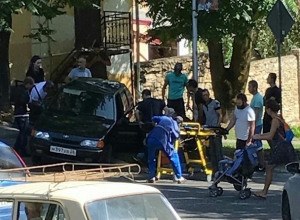 Пострадавших в серьезном ДТП детей увезла «скорая» в Кисловодске, - очевидцы Пострадавших в серьезном ДТП детей увезла «скорая» в Кисловодске, - очевидцы