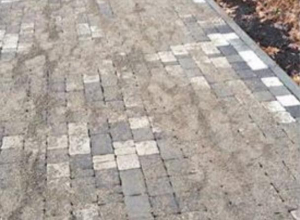 Новую тротуарную дорожку «поглотил» выступивший песок в Пятигорске Новую тротуарную дорожку «поглотил» выступивший песок в Пятигорске