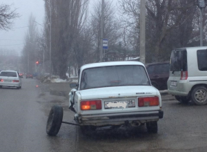 В Ставрополе старые «Жигули» на ходу развалились по частям В Ставрополе старые «Жигули» на ходу развалились по частям