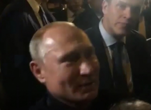 Появилось видео встречи Путина с толпой народа в Минводах Появилось видео встречи Путина с толпой народа в Минводах