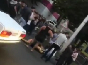 Прохожие делали массаж сердца сбитому машиной подростку в Ставрополе Прохожие делали массаж сердца сбитому машиной подростку в Ставрополе