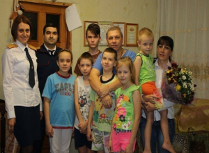 Маму шестерых детей поздравили с Днем матери необычные гости в Георгиевске Маму шестерых детей поздравили с Днем матери необычные гости в Георгиевске