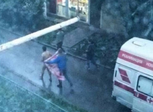 Истекающий кровью голый мужчина убегал по всему двору от фельдшера «скорой помощи» в Пятигорске Истекающий кровью голый мужчина убегал по всему двору от фельдшера «скорой помощи» в Пятигорске