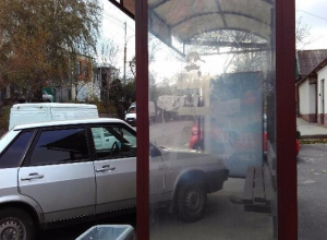 Ставрополец пожаловался на воняющие мусорки и нарушение правил парковки на остановке Ставрополец пожаловался на воняющие мусорки и нарушение правил парковки на остановке