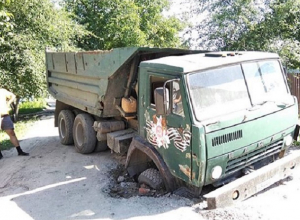 Большегруз провалился в асфальтную «ловушку» на Ставрополье Большегруз провалился в асфальтную «ловушку» на Ставрополье