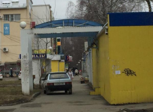 Паркуюсь как хочу: автохам разместился на тротуаре в юго-западном районе Ставрополя Паркуюсь как хочу: автохам разместился на тротуаре в юго-западном районе Ставрополя