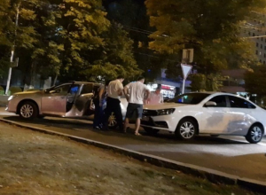 Хитрый трюк с поднятием шлагбаума для нескольких машин на стоянке ЦУМа закончился курьезным ДТП в Ставрополе Хитрый трюк с поднятием шлагбаума для нескольких машин на стоянке ЦУМа закончился курьезным ДТП в Ставрополе