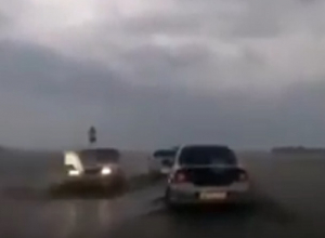 «Сплошное озеро»: автомобильную трассу затопило под Ставрополем «Сплошное озеро»: автомобильную трассу затопило под Ставрополем