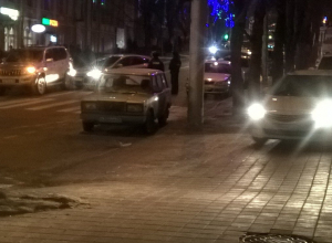 Два автомобиля заблокировали движение по центральной улице Ставрополя Два автомобиля заблокировали движение по центральной улице Ставрополя