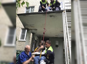 Молодой человек сломал себе руку и ногу после прыжка на козырек подъезда в Ставрополе Молодой человек сломал себе руку и ногу после прыжка на козырек подъезда в Ставрополе