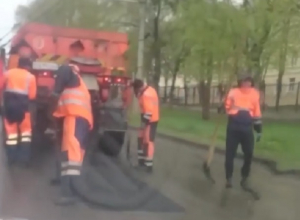 Укладка асфальта в дождь довела до споров жителей Ставрополя Укладка асфальта в дождь довела до споров жителей Ставрополя