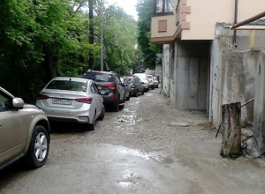 Курортники заняли все места перед домами и невозможно ни припарковаться, ни проехать, - жители Кисловодска Курортники заняли все места перед домами и невозможно ни припарковаться, ни проехать, - жители Кисловодска