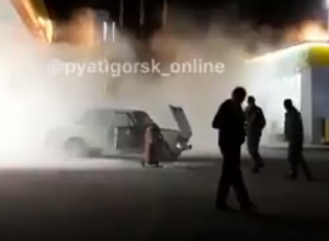 «Шестерка» взорвалась во время заправки газом и попала на видео в Пятигорске «Шестерка» взорвалась во время заправки газом и попала на видео в Пятигорске