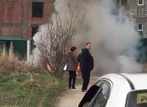 Полыхающая «легковушка» попала на видео в Кисловодске Полыхающая «легковушка» попала на видео в Кисловодске