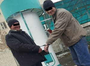 «Сладкая парочка» в наручниках на улице ошарашила жителей Ставрополя «Сладкая парочка» в наручниках на улице ошарашила жителей Ставрополя