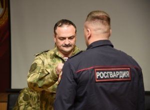 Раненый ножом сотрудник Росгвардии задержал опасного преступника на Ставрополье Раненый ножом сотрудник Росгвардии задержал опасного преступника на Ставрополье