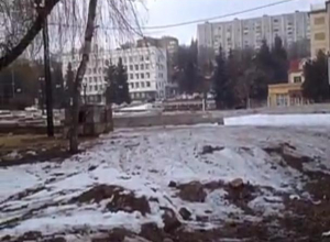 Вырубку деревьев у кинотеатра «Россия» в Кисловодске засняли на видео Вырубку деревьев у кинотеатра «Россия» в Кисловодске засняли на видео