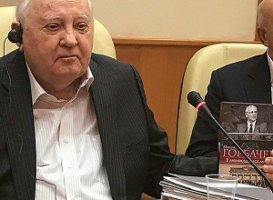 Михаил Горбачев полюбовался ножками ставропольчанки и удивился, что его не любят Михаил Горбачев полюбовался ножками ставропольчанки и удивился, что его не любят