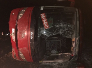 Пассажирский автобус перевернулся из-за порывистого ветра на ставропольской трассе Пассажирский автобус перевернулся из-за порывистого ветра на ставропольской трассе