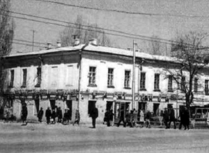 Прежде и теперь: как изменился дом в центре Ставрополя, где содержали почетного пленного Шамиля Прежде и теперь: как изменился дом в центре Ставрополя, где содержали почетного пленного Шамиля