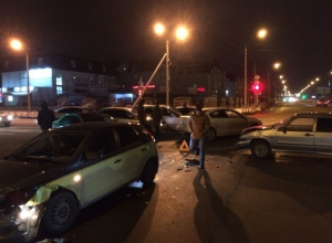 Масштабная авария с участием 6 автомобилей произошла в Ставрополе Масштабная авария с участием 6 автомобилей произошла в Ставрополе