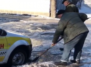 Такси застряло в яме посреди дороги на Ставрополье Такси застряло в яме посреди дороги на Ставрополье