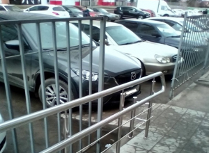 «Паркуюсь, как хочу»: автохам на «Мазде» перекрыл проход для инвалидов в Ставрополе «Паркуюсь, как хочу»: автохам на «Мазде» перекрыл проход для инвалидов в Ставрополе