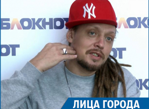 В гримерку зашла группа пьяных людей, и один из них ударом кулака сломал мне челюсть, - Димосс Саранча В гримерку зашла группа пьяных людей, и один из них ударом кулака сломал мне челюсть, - Димосс Саранча
