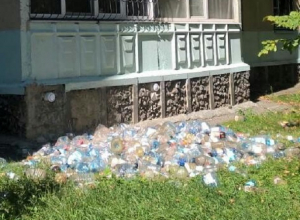 «Пластиковую свалку» устроили жители одного из домов Ставрополя под окнами своих соседей «Пластиковую свалку» устроили жители одного из домов Ставрополя под окнами своих соседей
