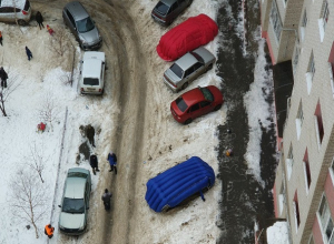Оригинальные способы уберечь свои авто от падающего снега изобретают водители Ставрополя Оригинальные способы уберечь свои авто от падающего снега изобретают водители Ставрополя