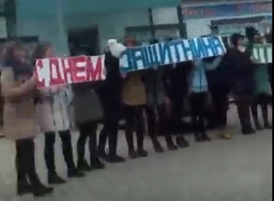 Трогательное поздравление водителям от девушек попало на видео на Ставрополье Трогательное поздравление водителям от девушек попало на видео на Ставрополье