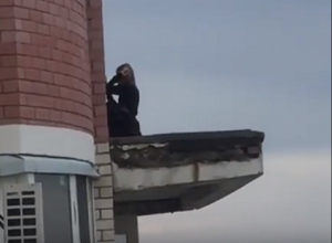 Девочки-подростки делали опасные селфи на крыше балкона на 15 этаже в Ставрополе Девочки-подростки делали опасные селфи на крыше балкона на 15 этаже в Ставрополе