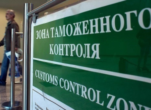 15 тысяч долларов и крупную партию сигарет пытались пронести пассажиры в самолет рейса Минводы - Стамбул 15 тысяч долларов и крупную партию сигарет пытались пронести пассажиры в самолет рейса Минводы - Стамбул