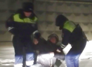 Лежавшего без сознания в снегу мужчину спас наряд ДПС на Ставрополье Лежавшего без сознания в снегу мужчину спас наряд ДПС на Ставрополье