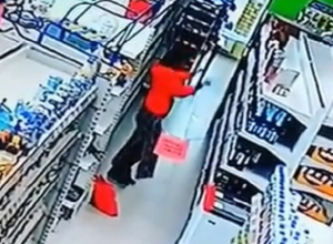 Странные танцы женщины перед прилавком с вином попали на видео в Ставрополе Странные танцы женщины перед прилавком с вином попали на видео в Ставрополе