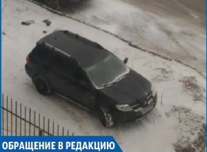 Автохам на внедорожнике регулярно «паркуется» на засеянном палисаднике в Ставрополе Автохам на внедорожнике регулярно «паркуется» на засеянном палисаднике в Ставрополе