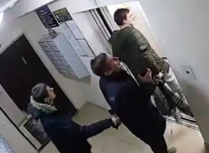 Два гопника разбили лифт и пытались подраться со сделавшим им замечание парнем на Ставрополье Два гопника разбили лифт и пытались подраться со сделавшим им замечание парнем на Ставрополье