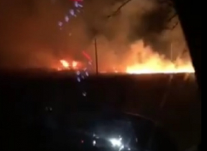 Сильный пожар возле ночной трассы попал на видео в Ставропольском крае Сильный пожар возле ночной трассы попал на видео в Ставропольском крае