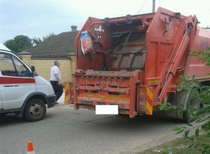 Школьник погиб под колесами мусоровоза в Ставропольском крае Школьник погиб под колесами мусоровоза в Ставропольском крае